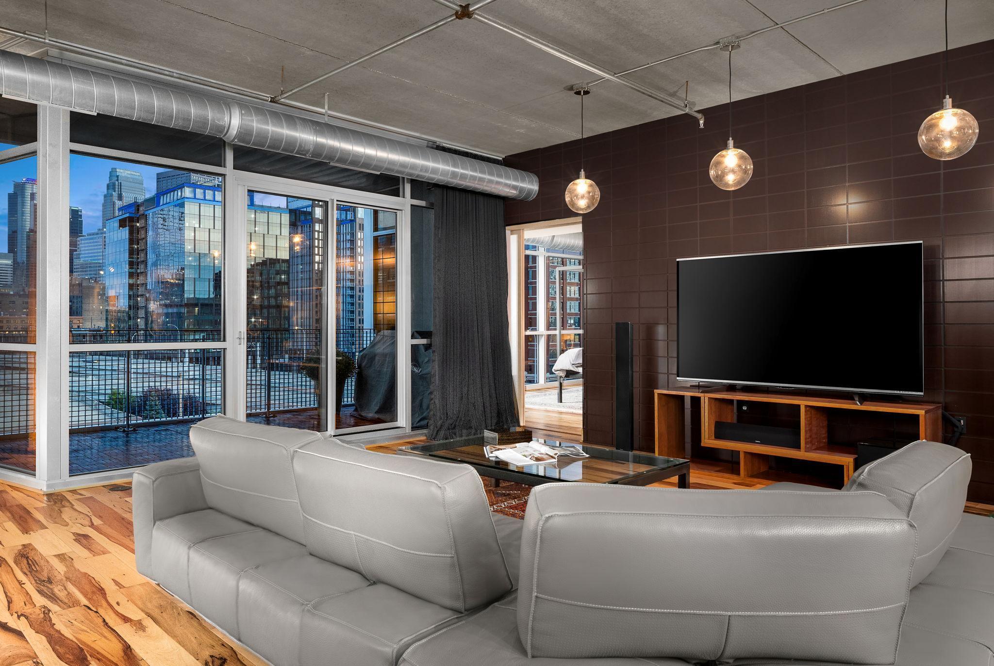 345 6th Avenue N Unit: 702