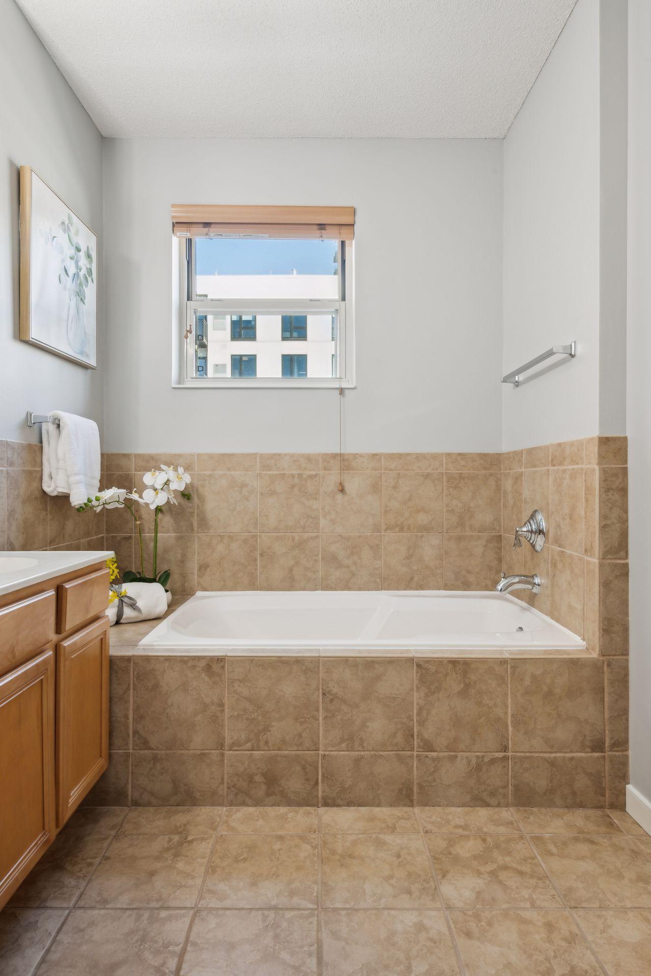 221 1st Avenue NE Unit: 36