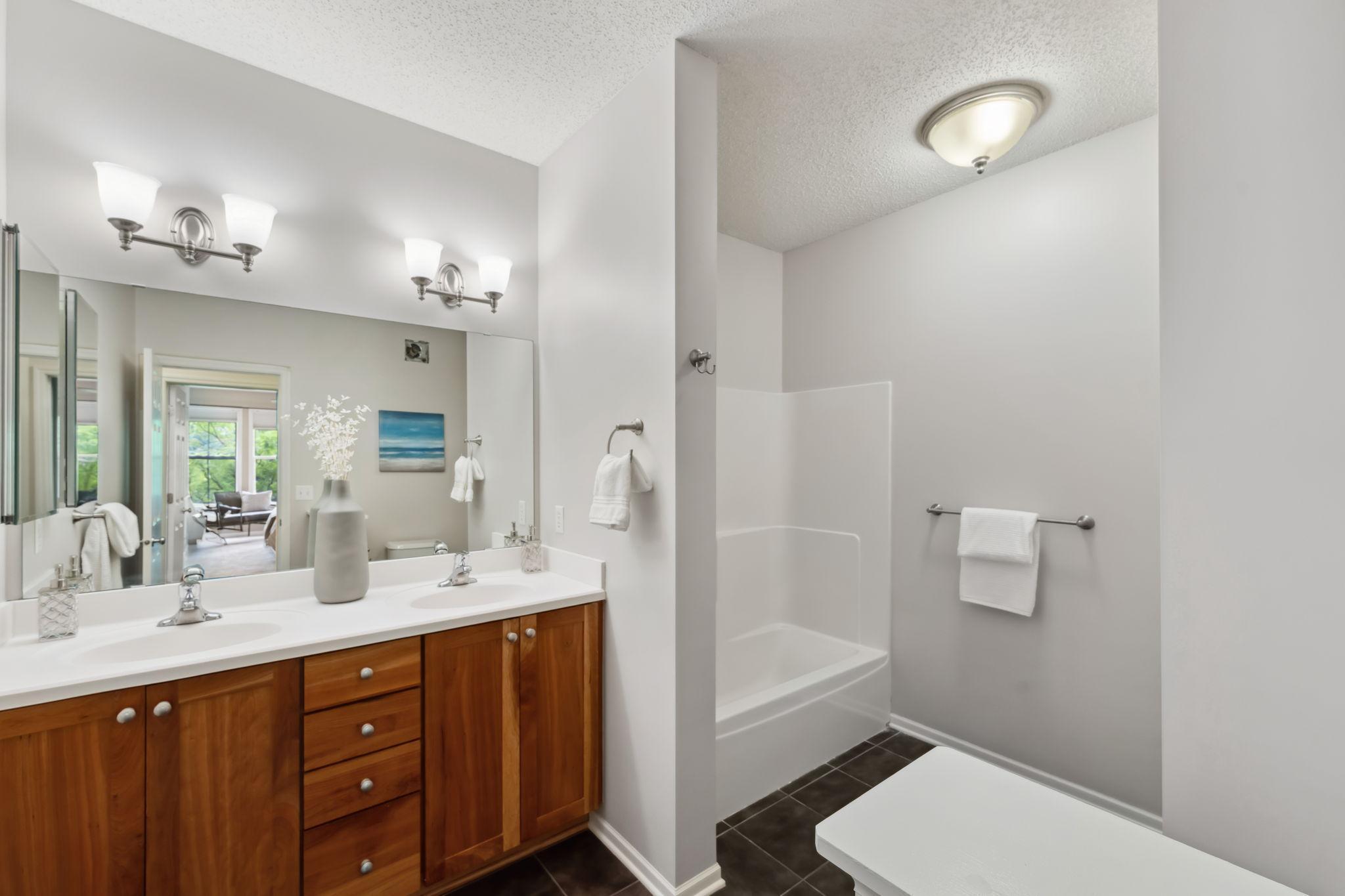 5900 Oxford Street Unit: 8