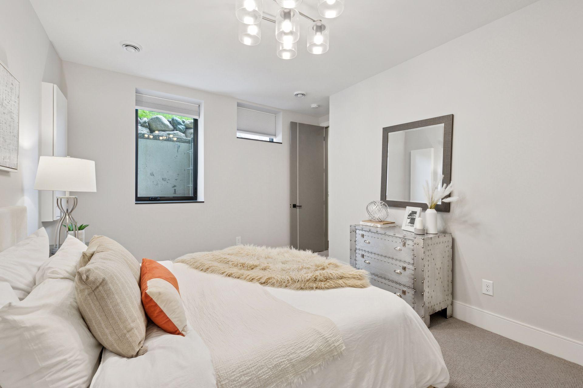 1726 Kenwood Parkway Unit: 100