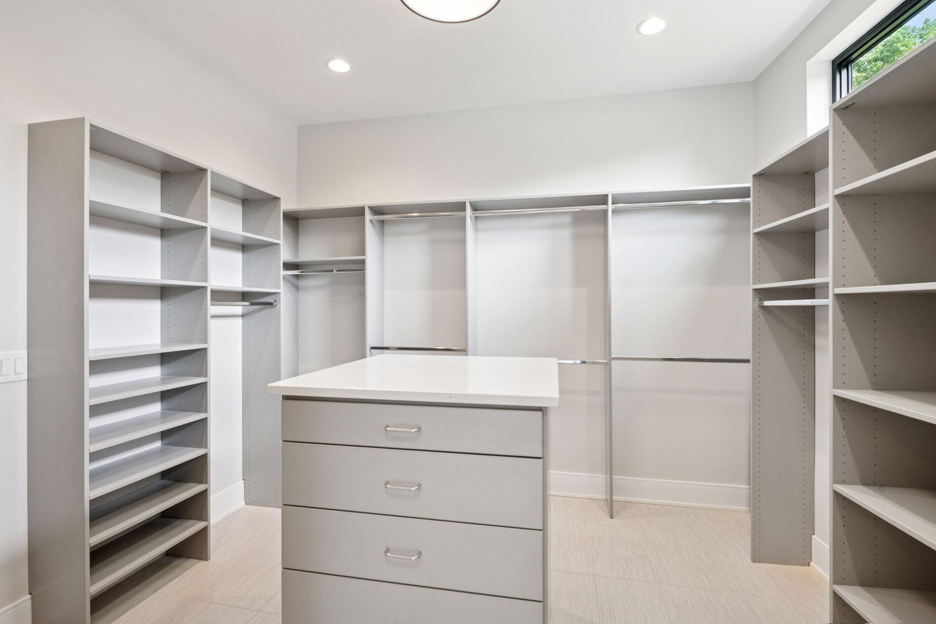 1726 Kenwood Parkway Unit: 100