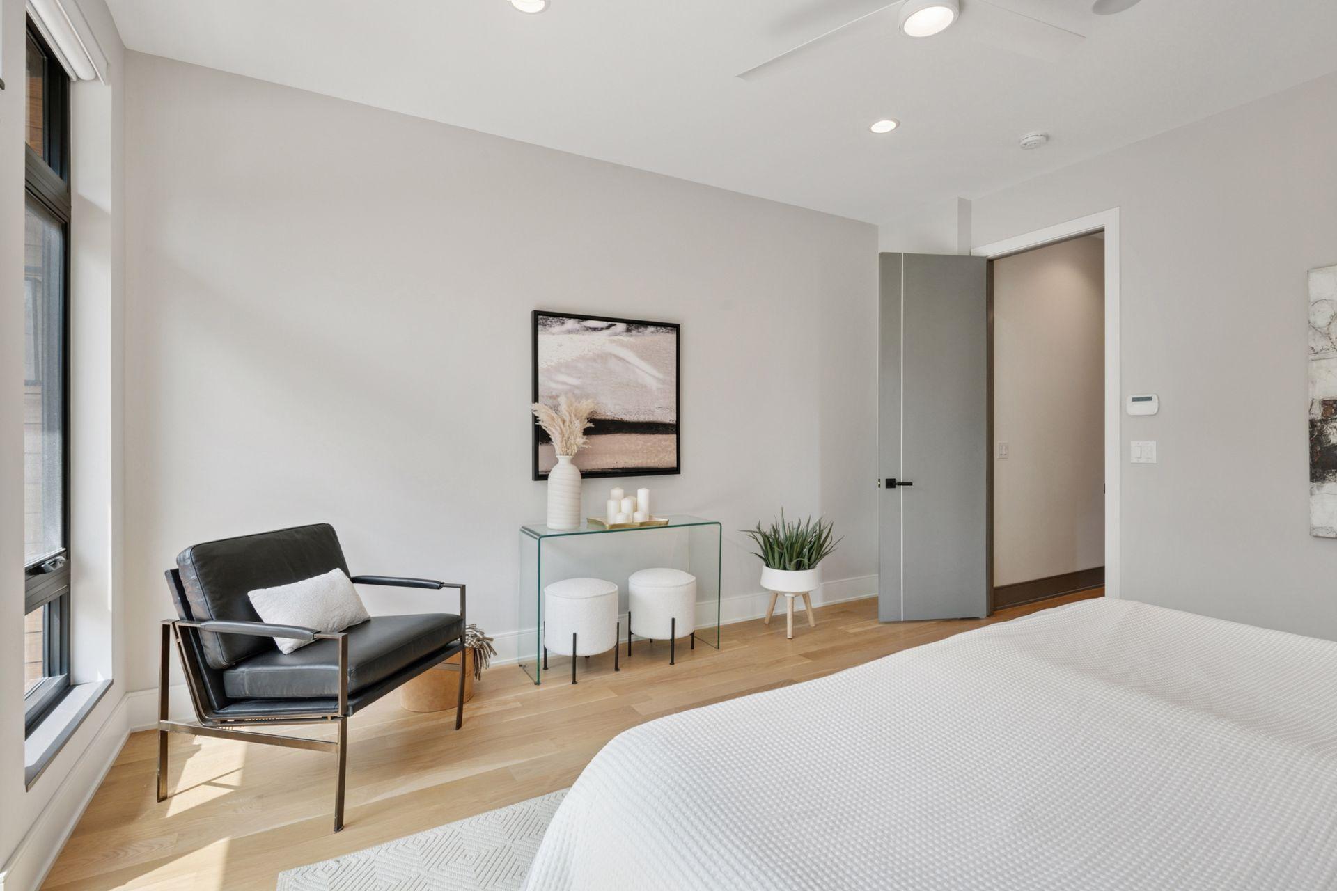 1726 Kenwood Parkway Unit: 100