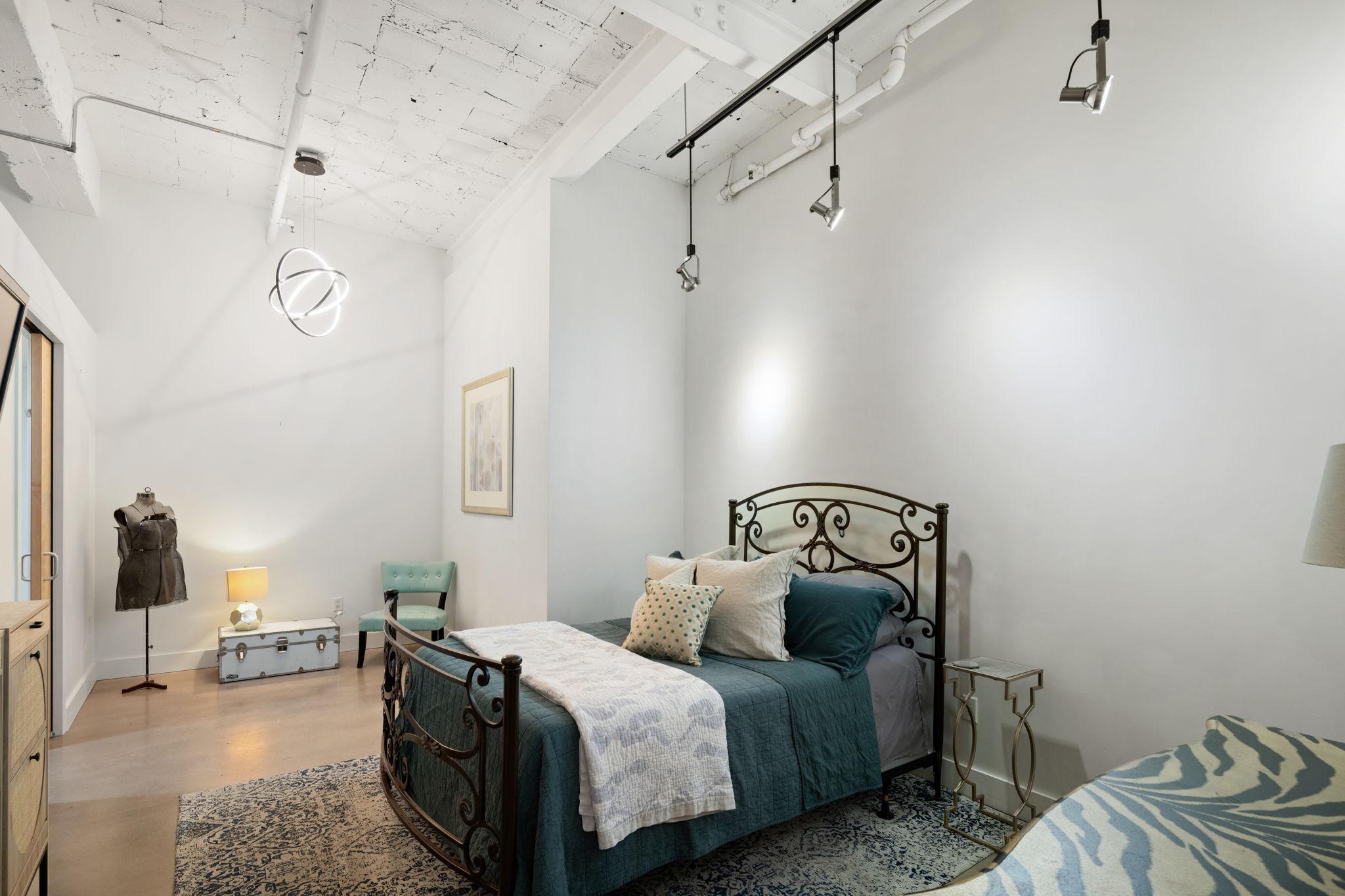 718 Washington Avenue N Unit: 602