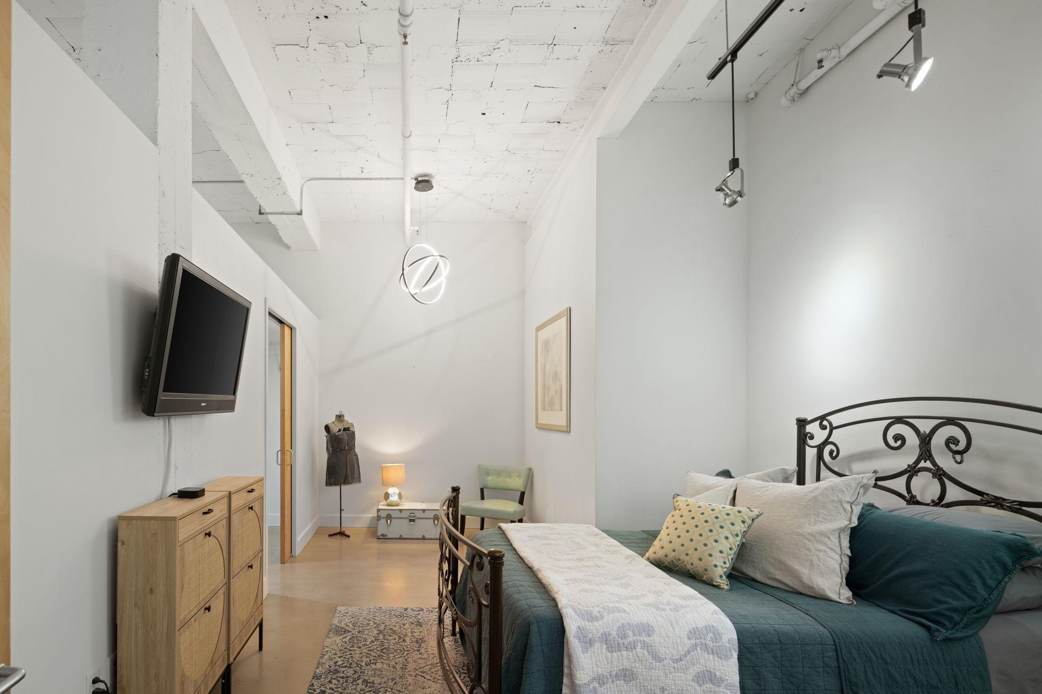 718 Washington Avenue N Unit: 602