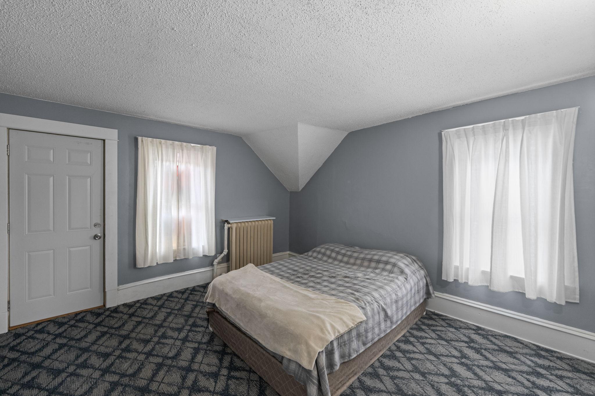 2745 Columbus Avenue