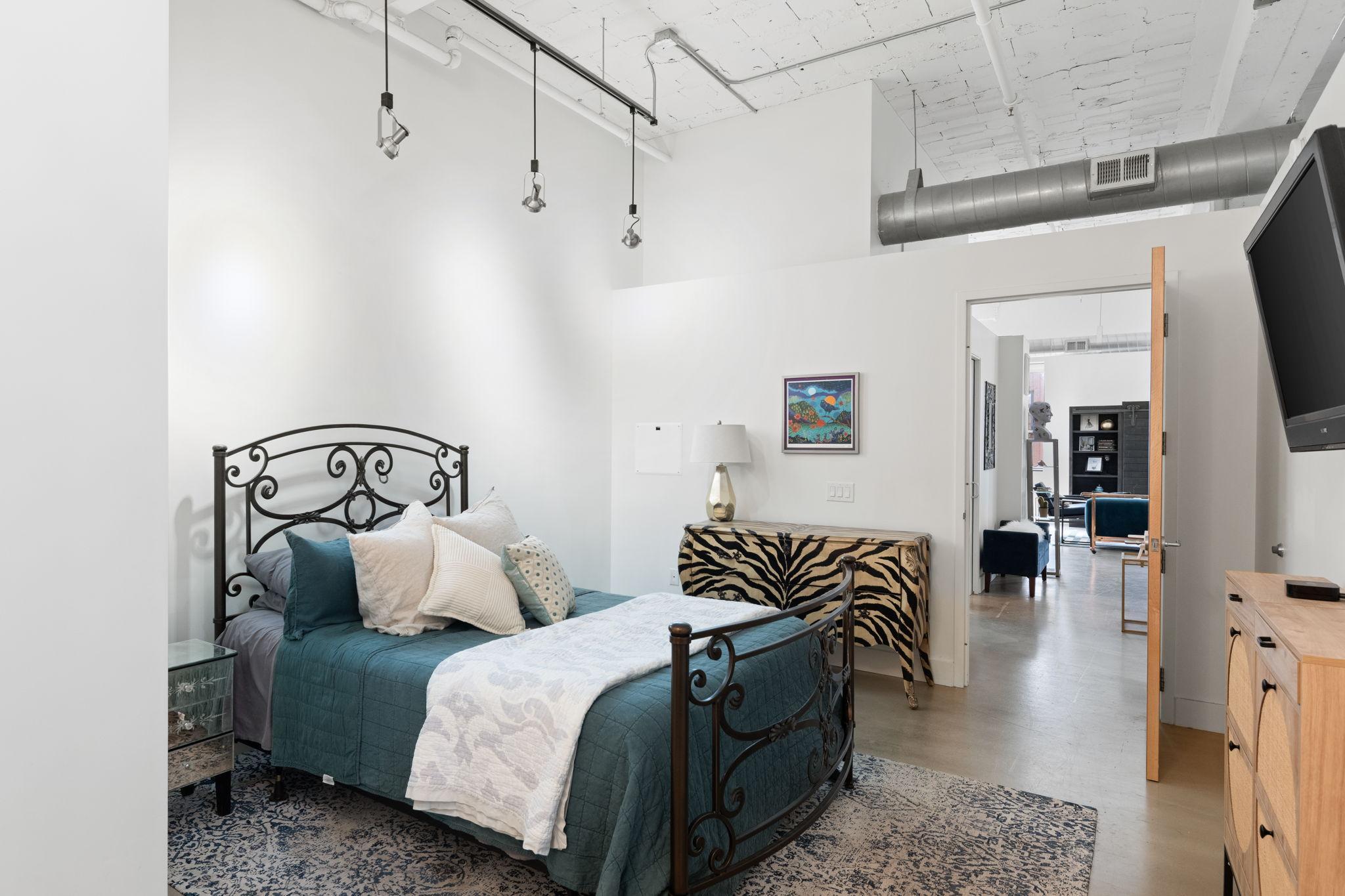 718 Washington Avenue N Unit: 602