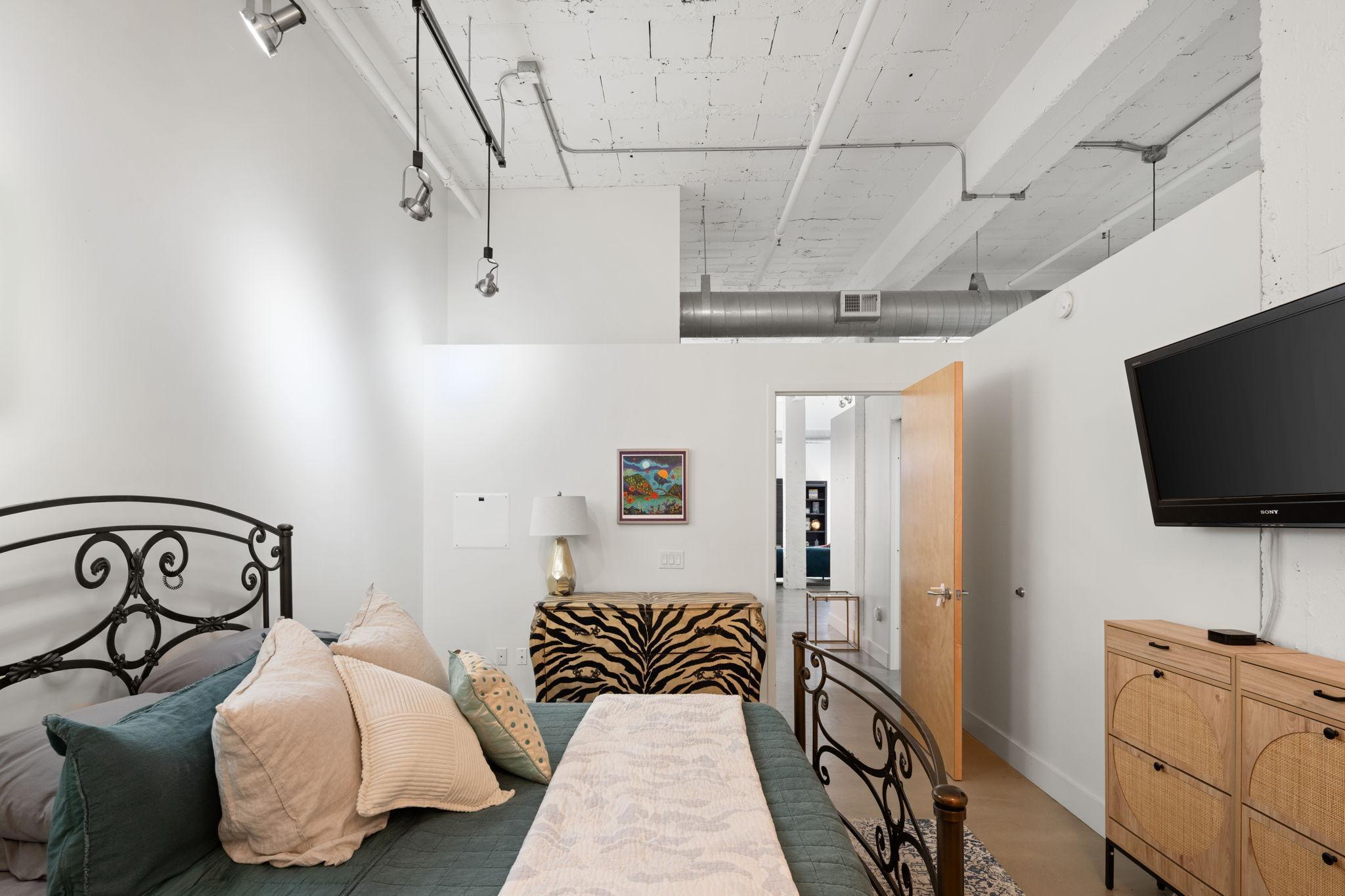 718 Washington Avenue N Unit: 602