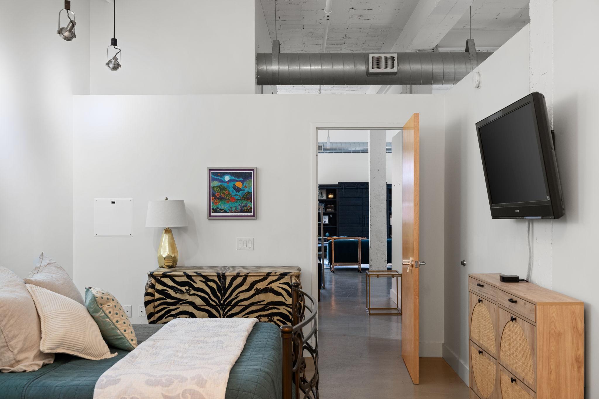 718 Washington Avenue N Unit: 602