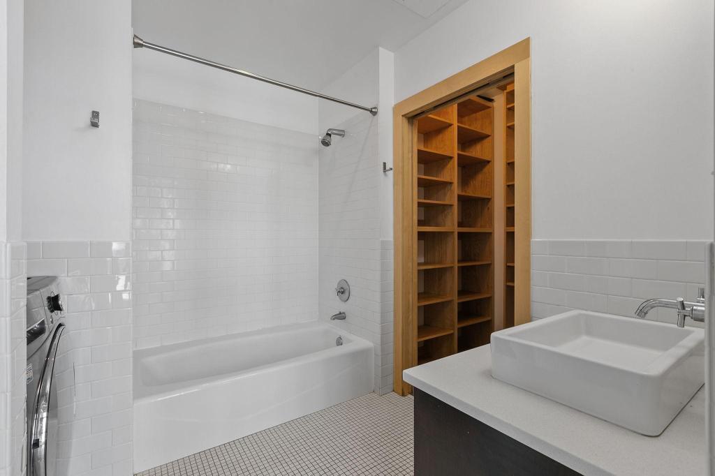 345 6th Avenue N Unit: 406