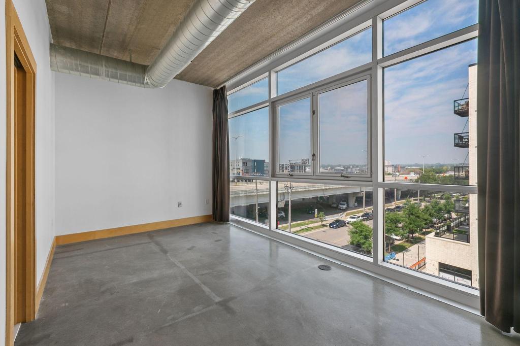 345 6th Avenue N Unit: 406