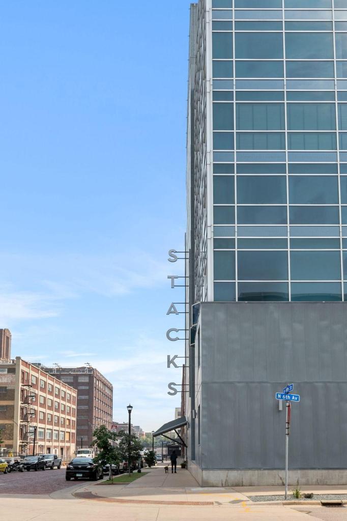 345 6th Avenue N Unit: 406