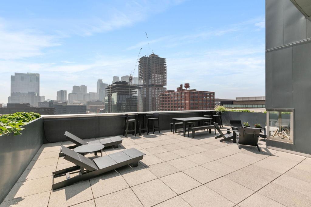 345 6th Avenue N Unit: 406