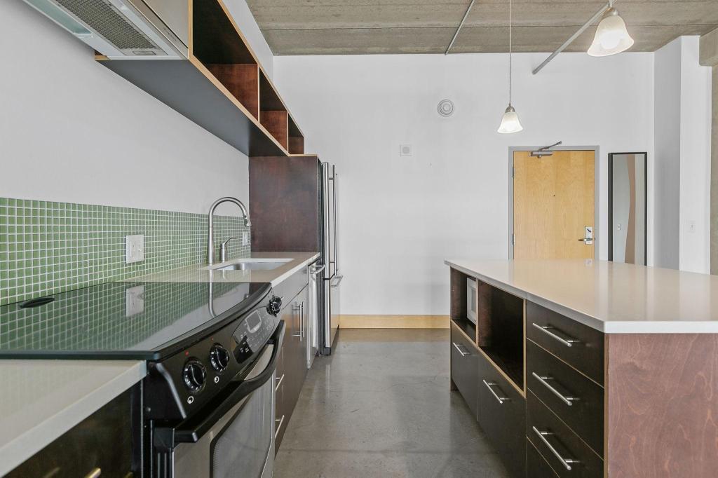 345 6th Avenue N Unit: 406