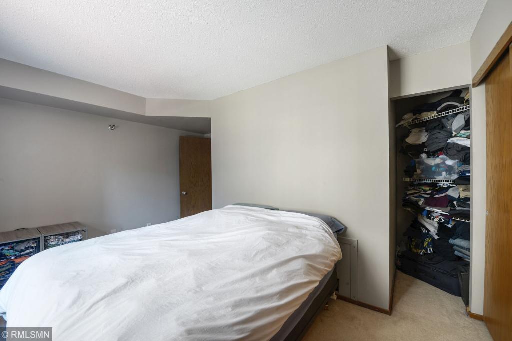 121 Washington Avenue S Unit: 915