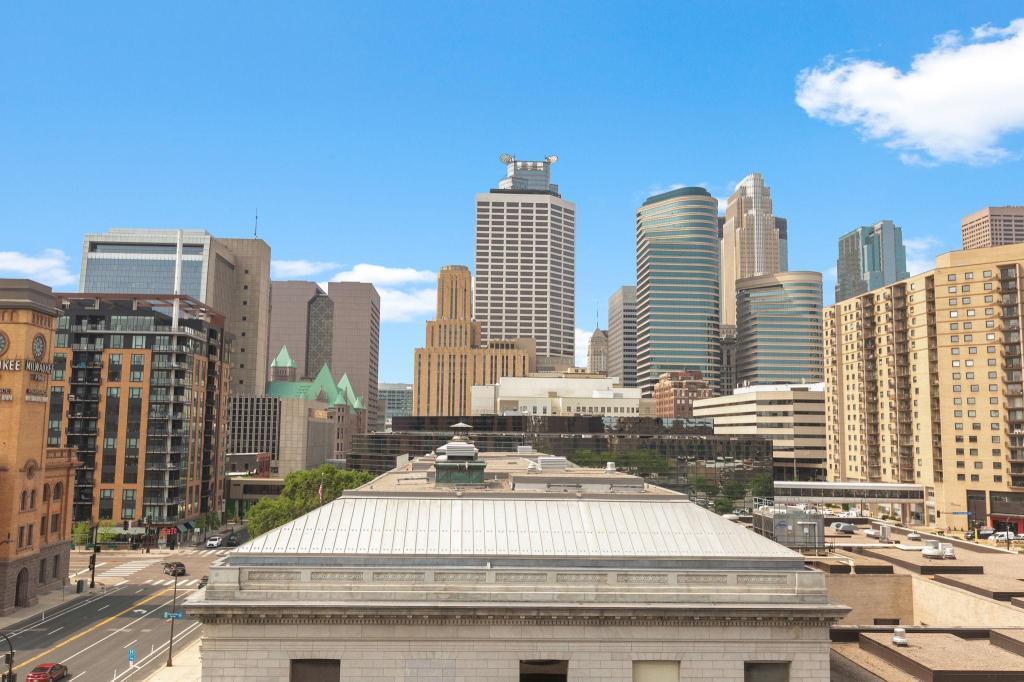 100 3rd Avenue S Unit: 1703