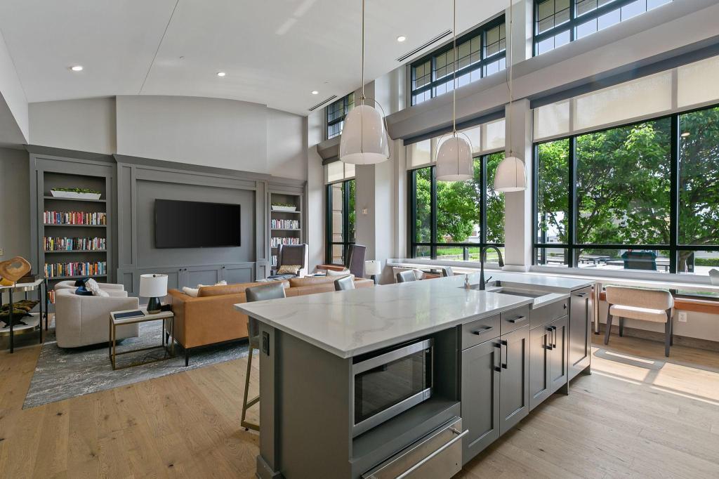 100 3rd Avenue S Unit: 1703