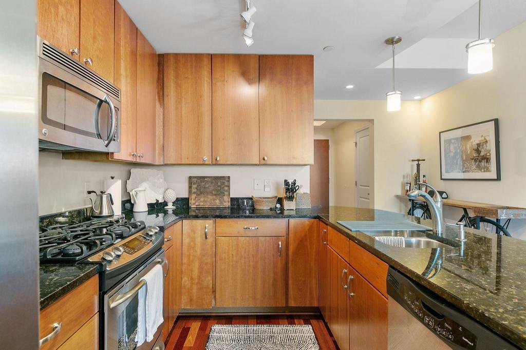 100 3rd Avenue S Unit: 1703