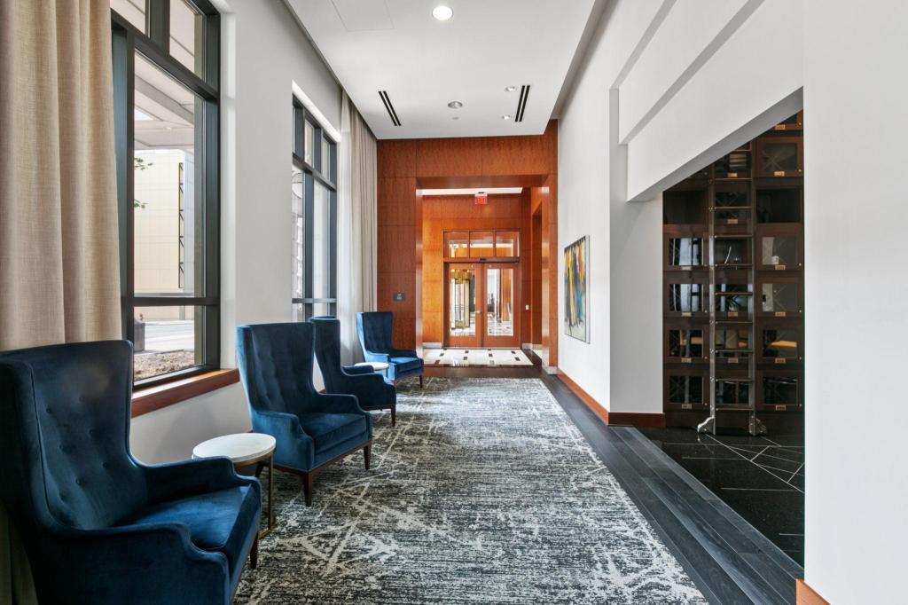 100 3rd Avenue S Unit: 1703