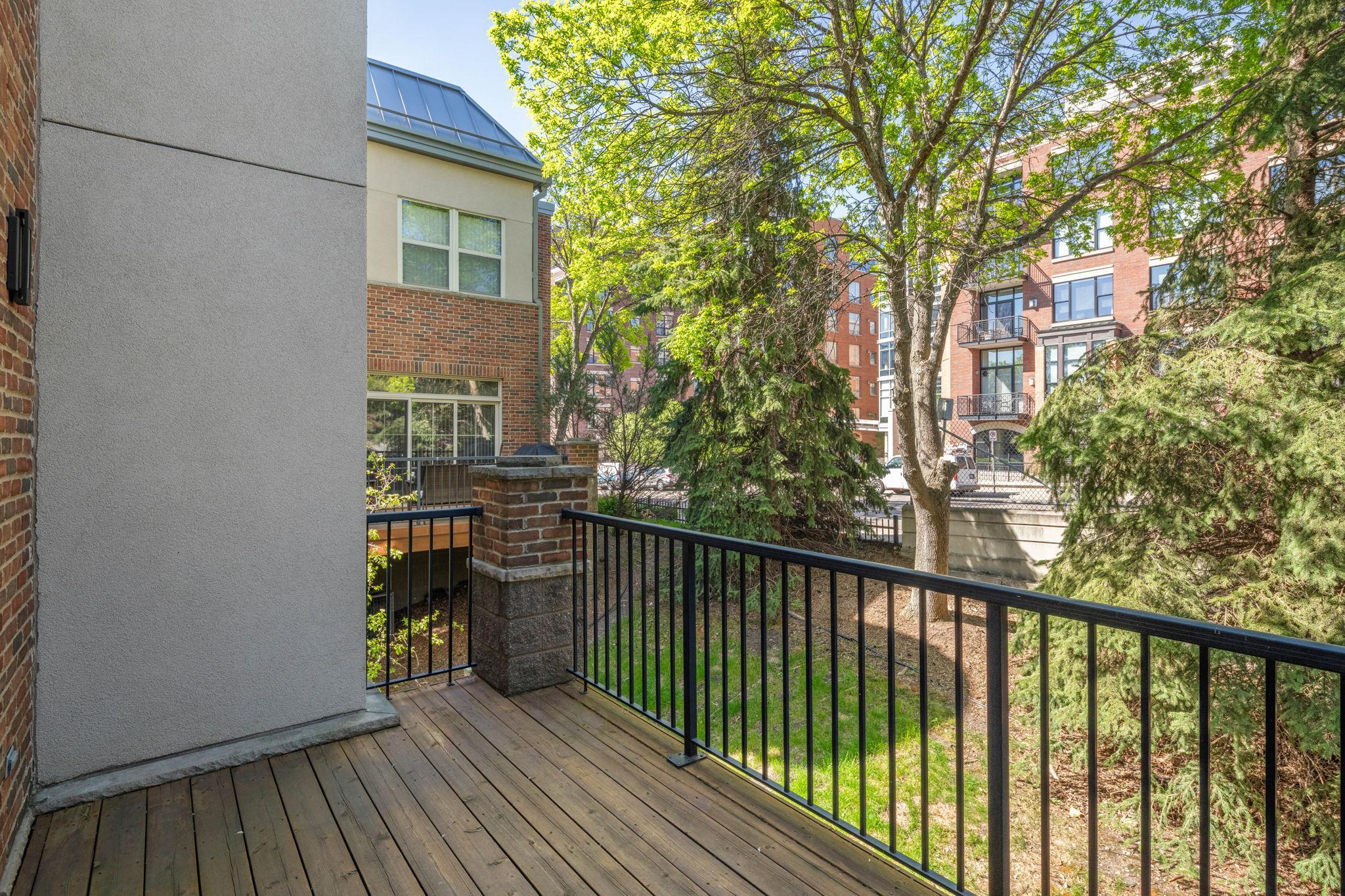 221 1st Avenue NE Unit: 15
