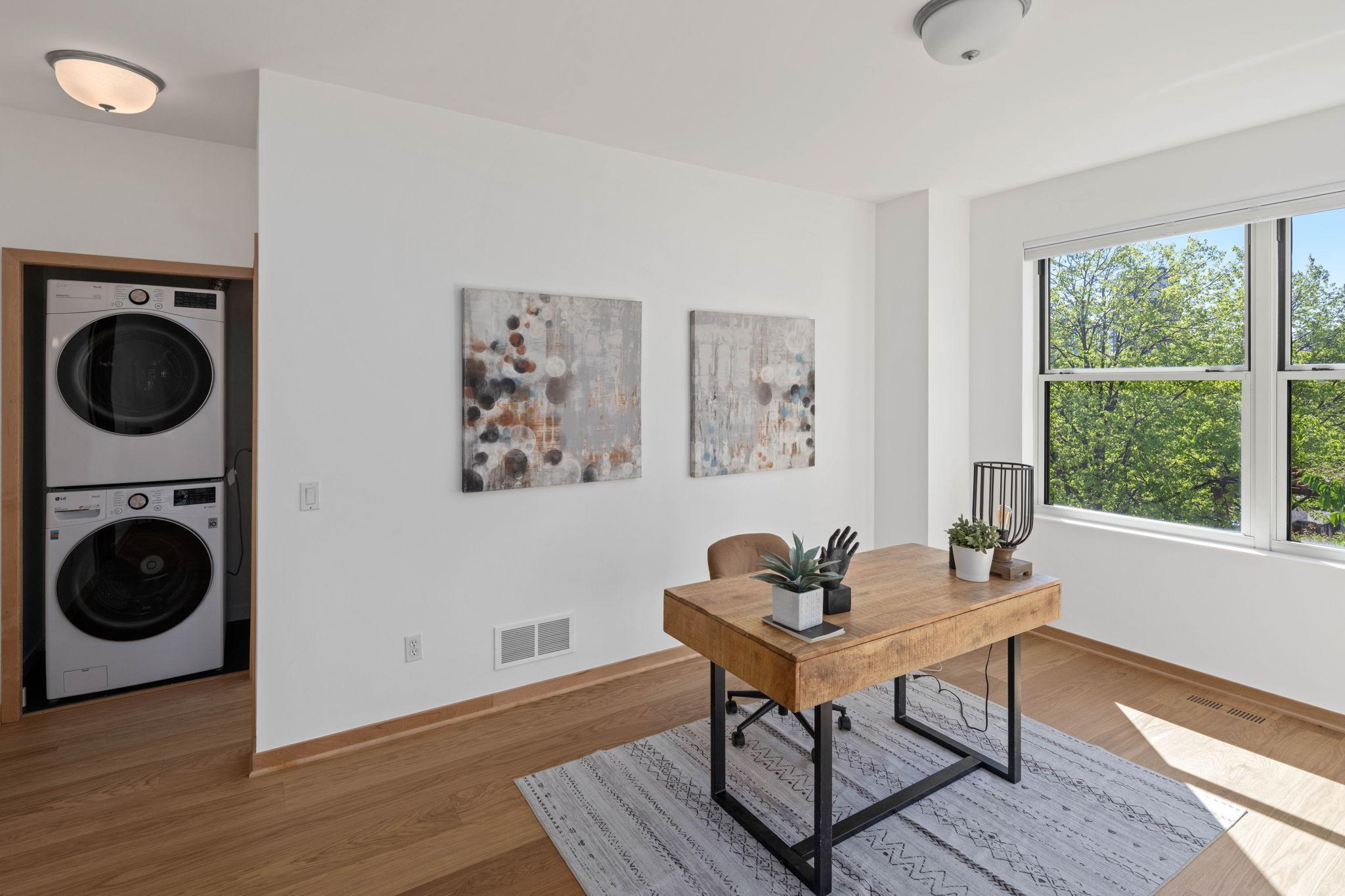 221 1st Avenue NE Unit: 15