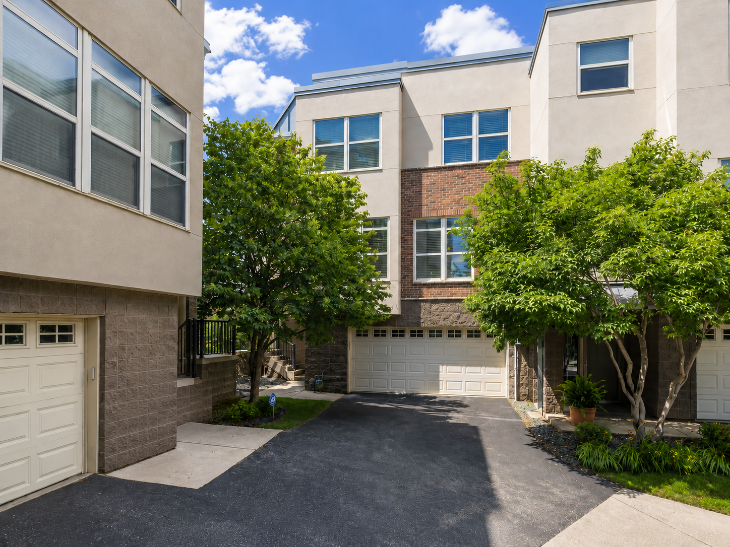 221 1st Avenue NE Unit: 15