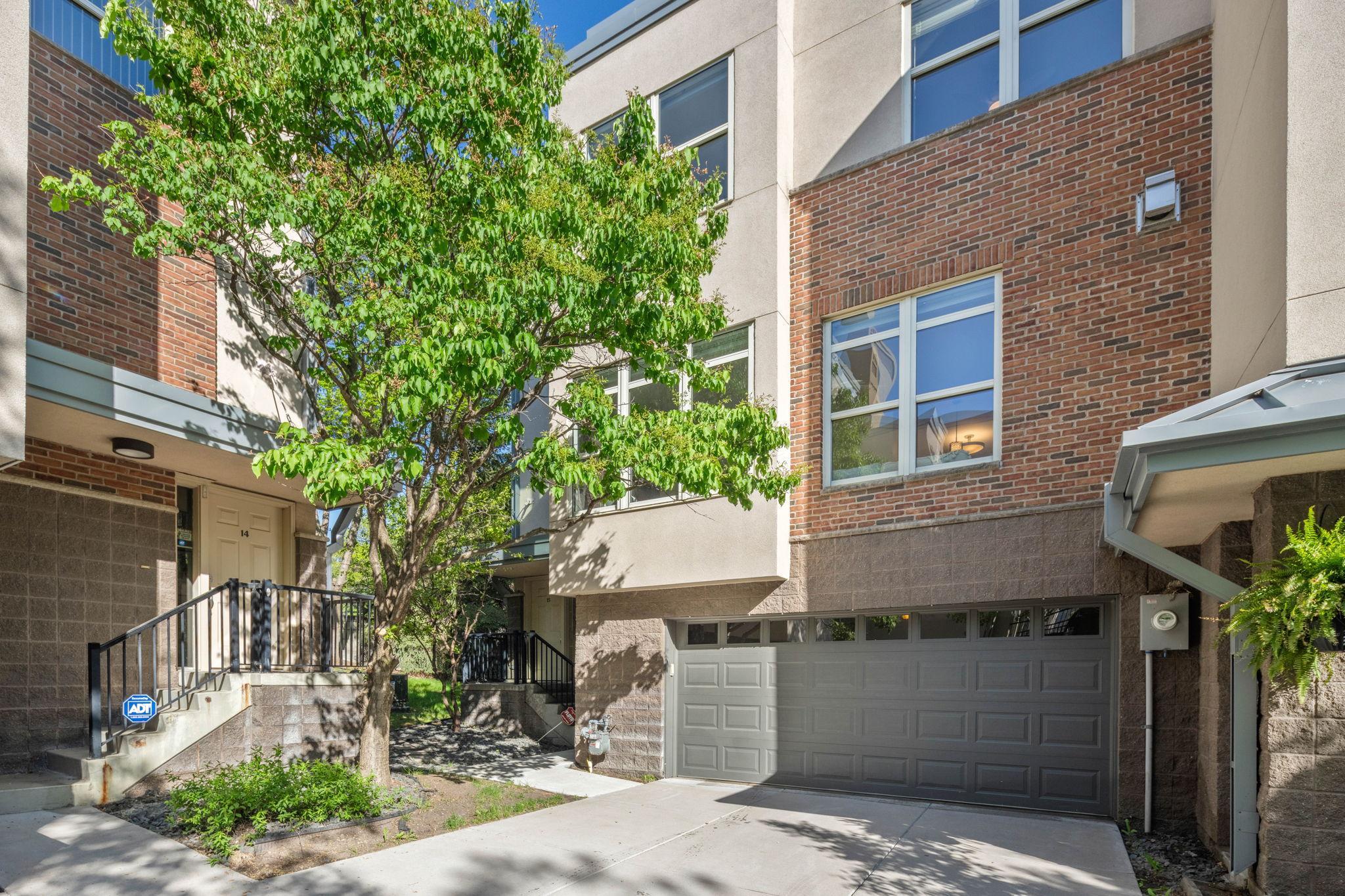 221 1st Avenue NE Unit: 15