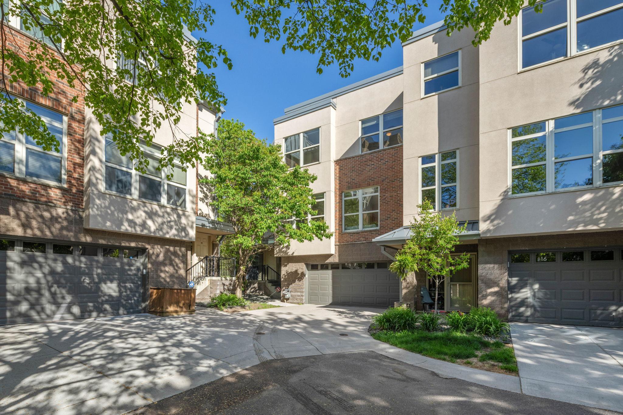 221 1st Avenue NE Unit: 15