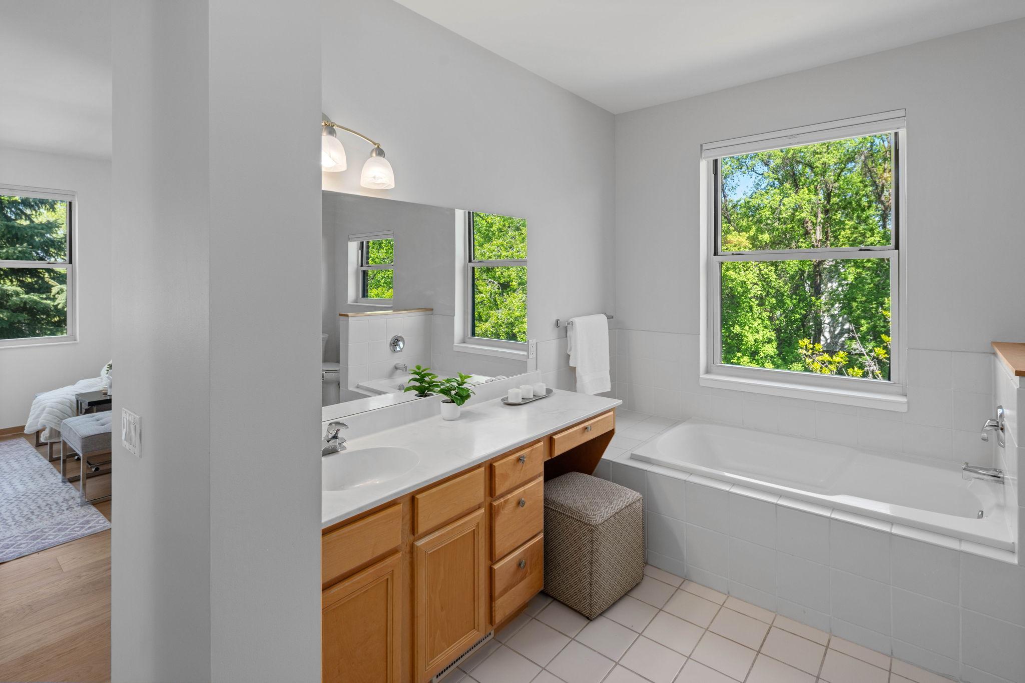 221 1st Avenue NE Unit: 15