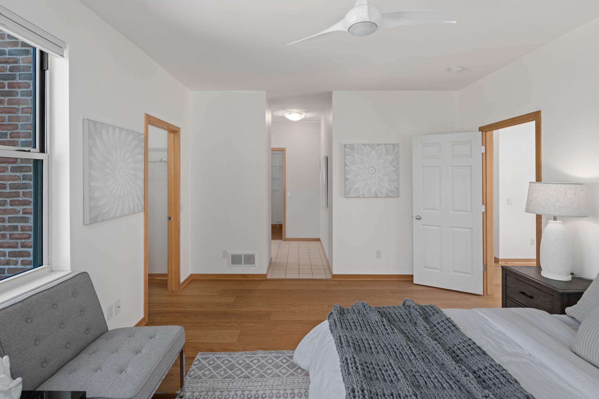 221 1st Avenue NE Unit: 15