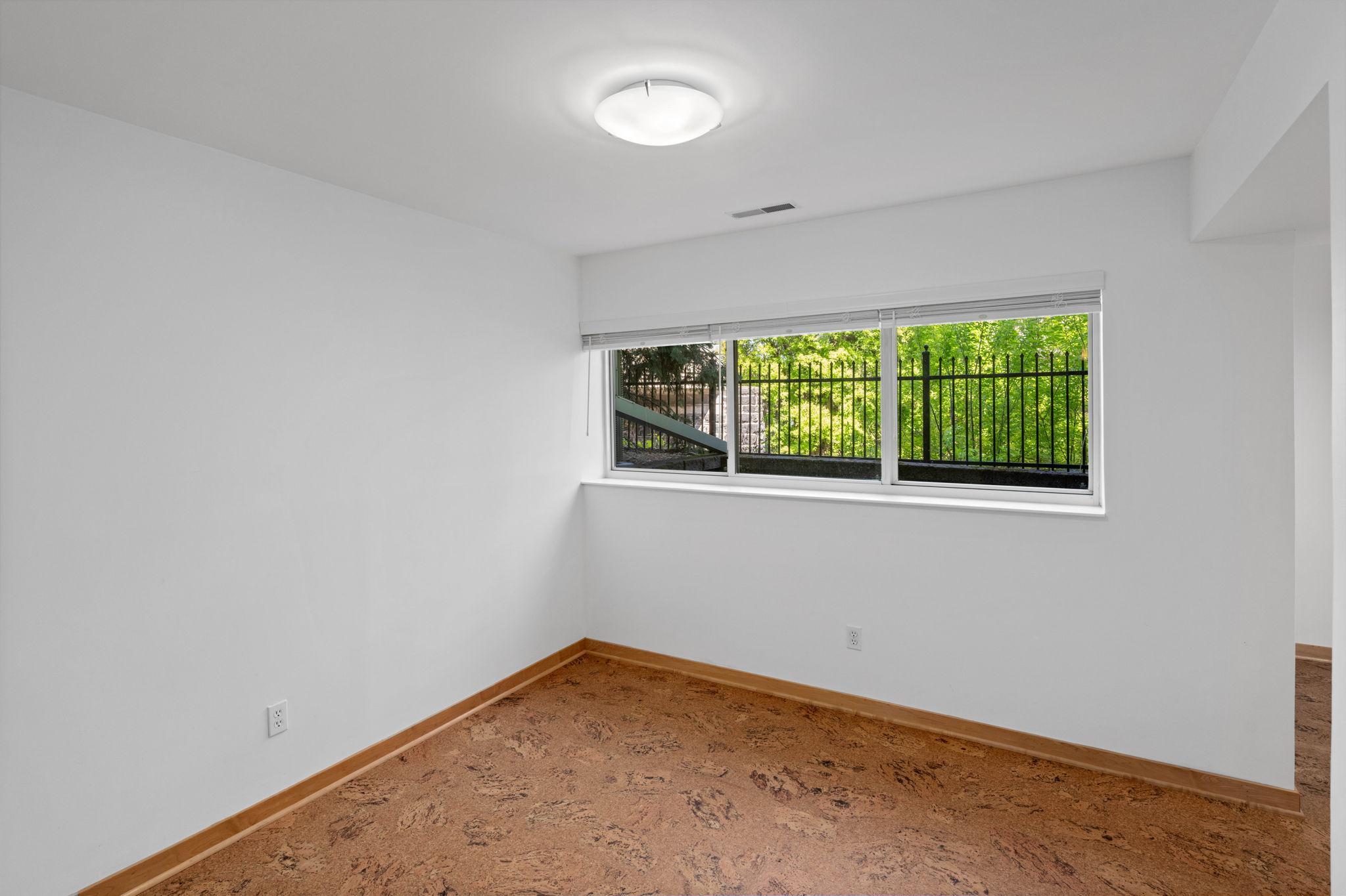 221 1st Avenue NE Unit: 15