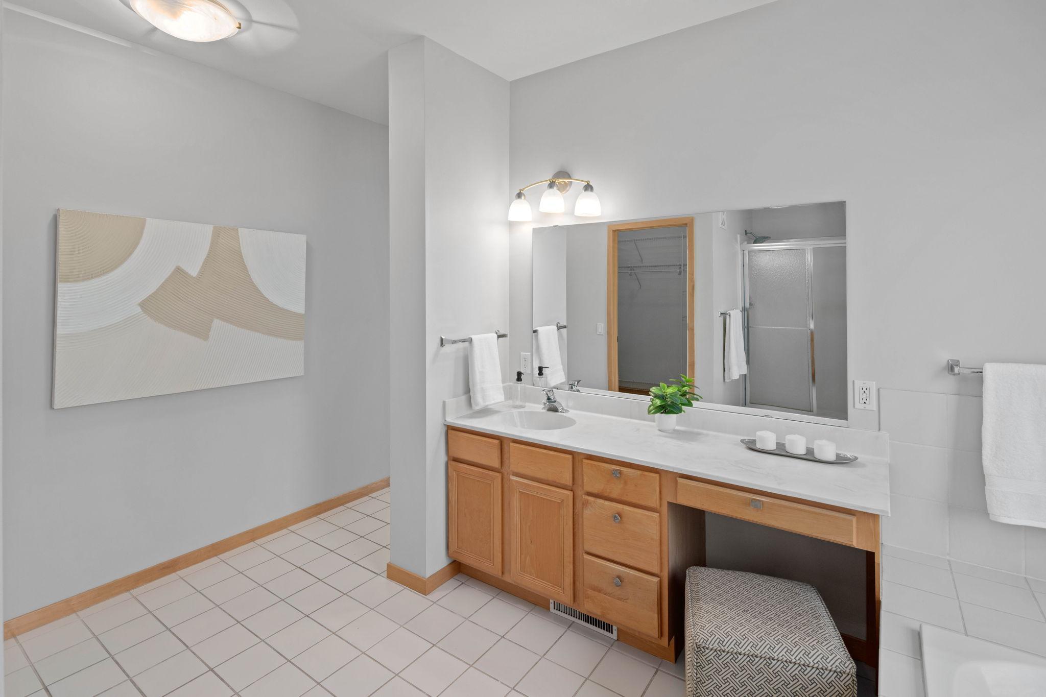 221 1st Avenue NE Unit: 15
