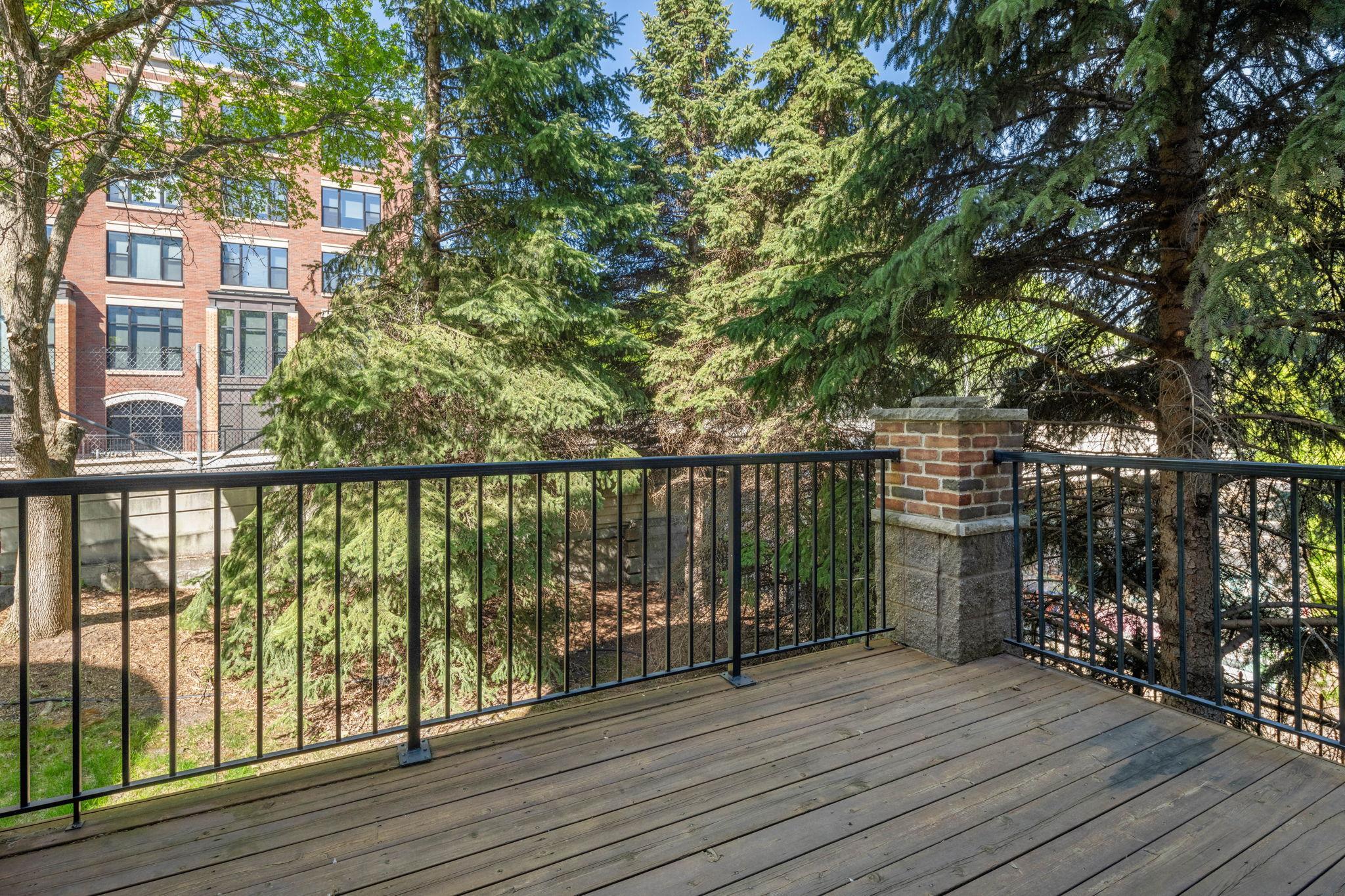 221 1st Avenue NE Unit: 15