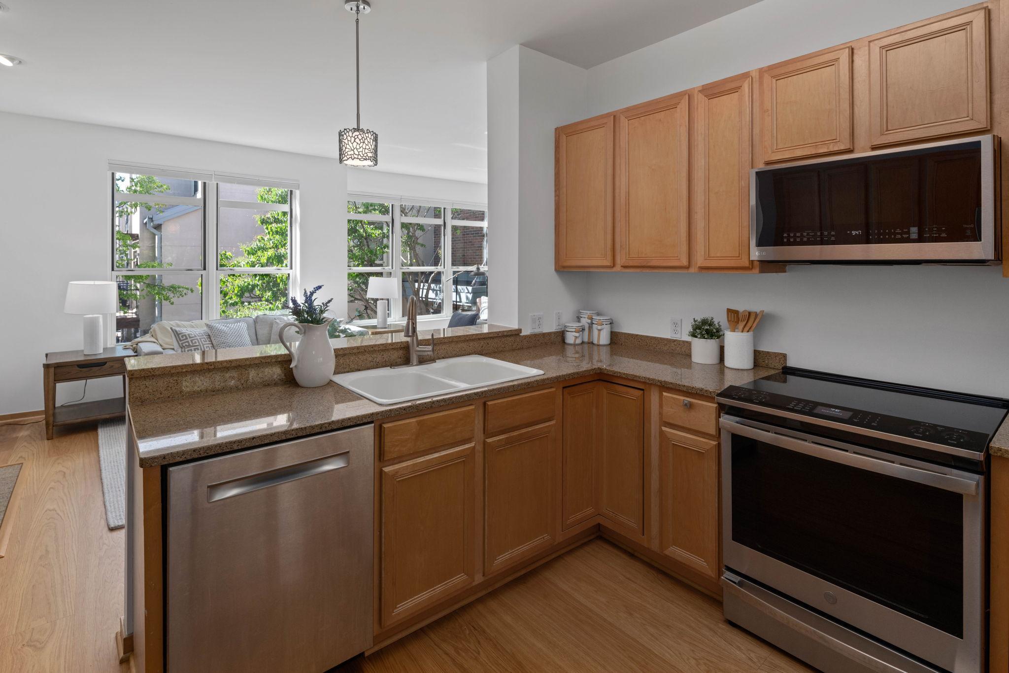 221 1st Avenue NE Unit: 15