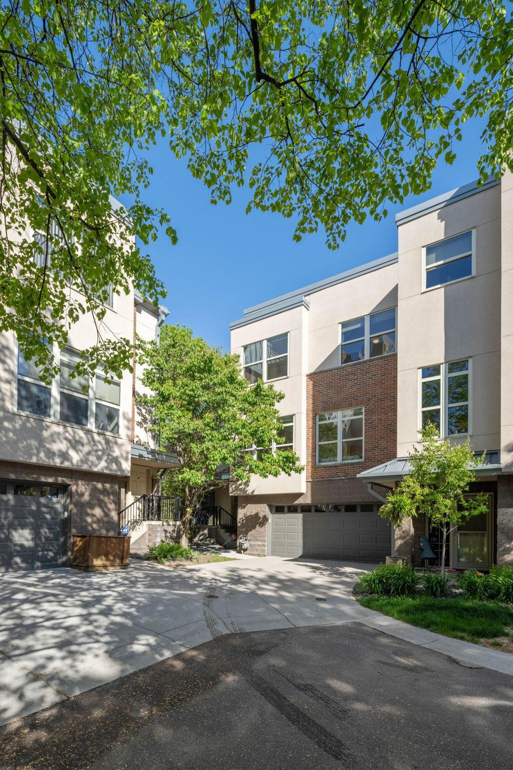 221 1st Avenue NE Unit: 15
