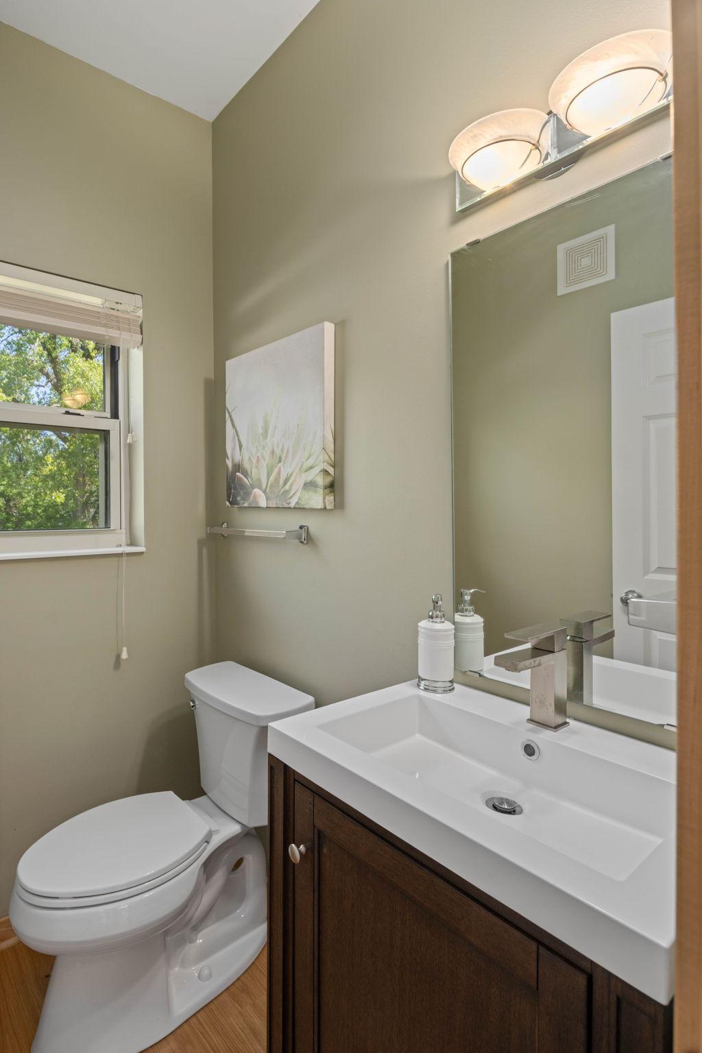 221 1st Avenue NE Unit: 15