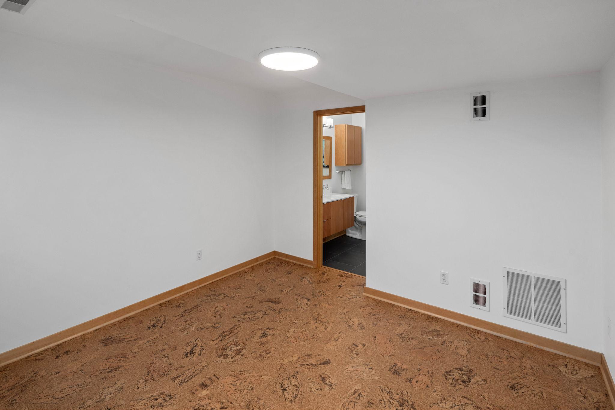 221 1st Avenue NE Unit: 15