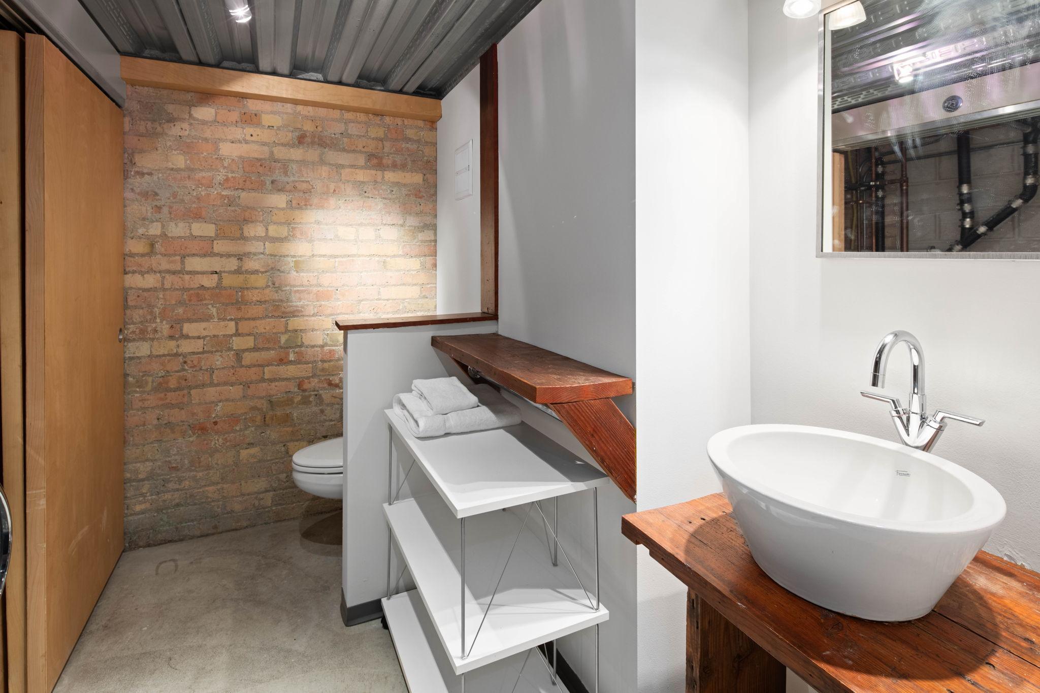 801 Washington Avenue N Unit: 203