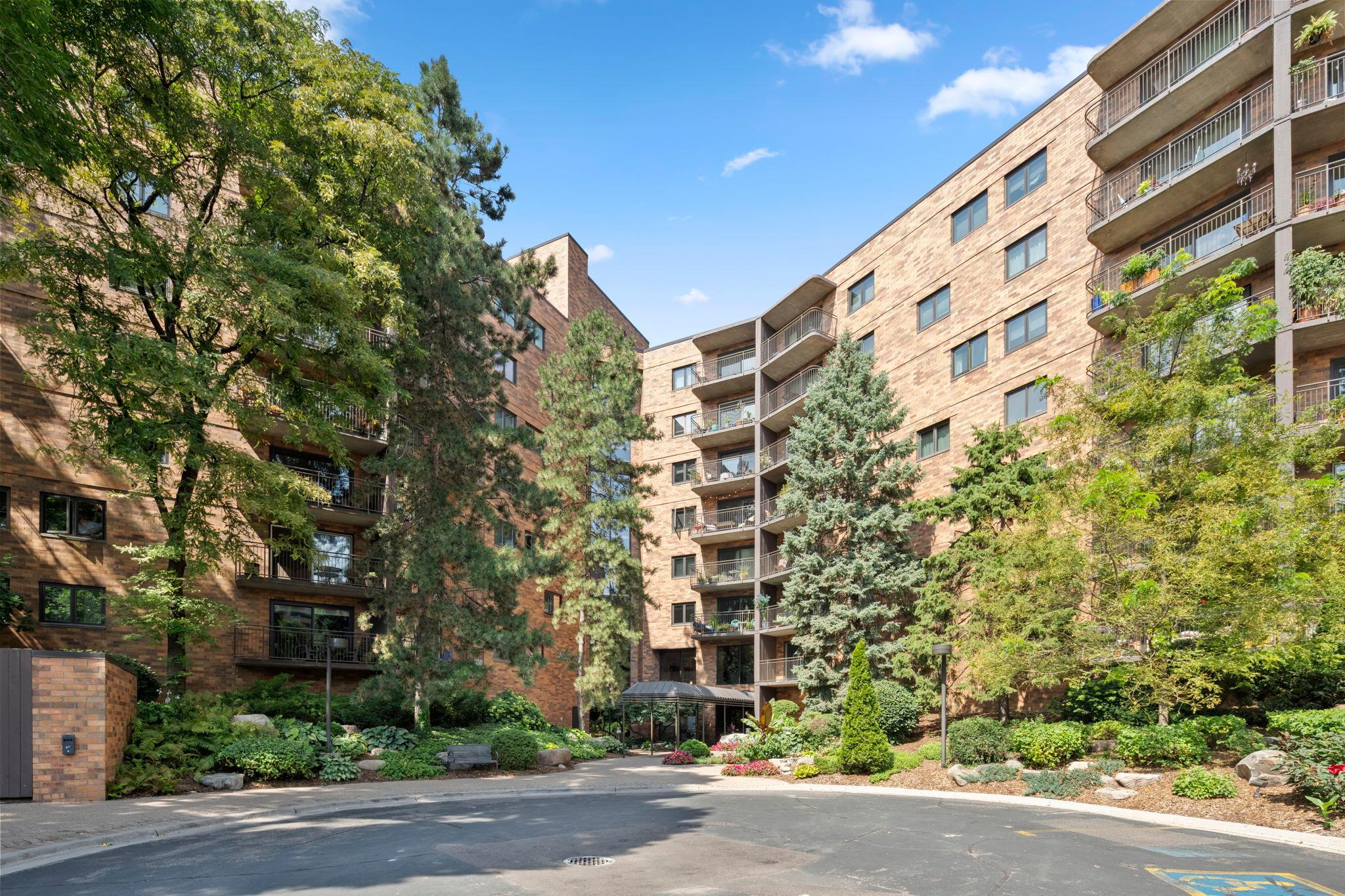 210 W Grant Street Unit: 607