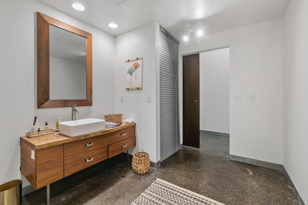 700 Washington Avenue N Unit: 212