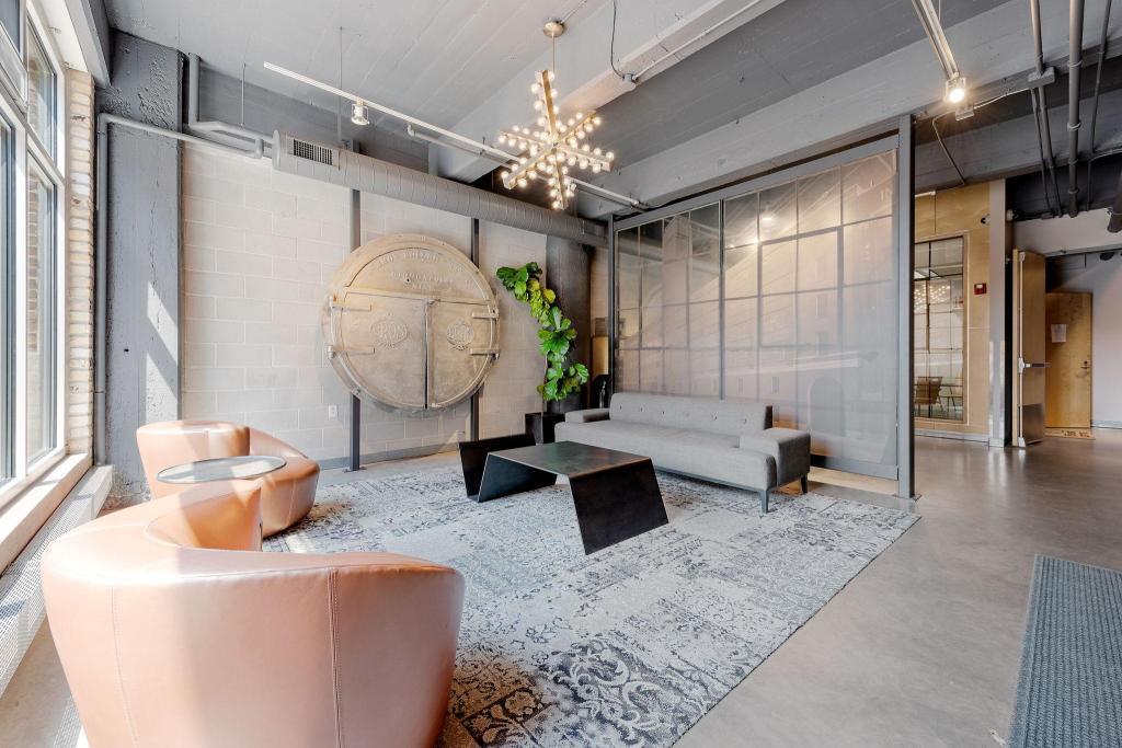 700 Washington Avenue N Unit: 212