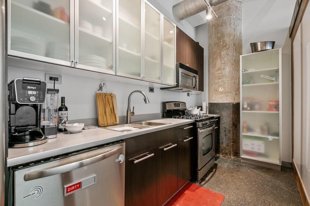700 Washington Avenue N Unit: 212
