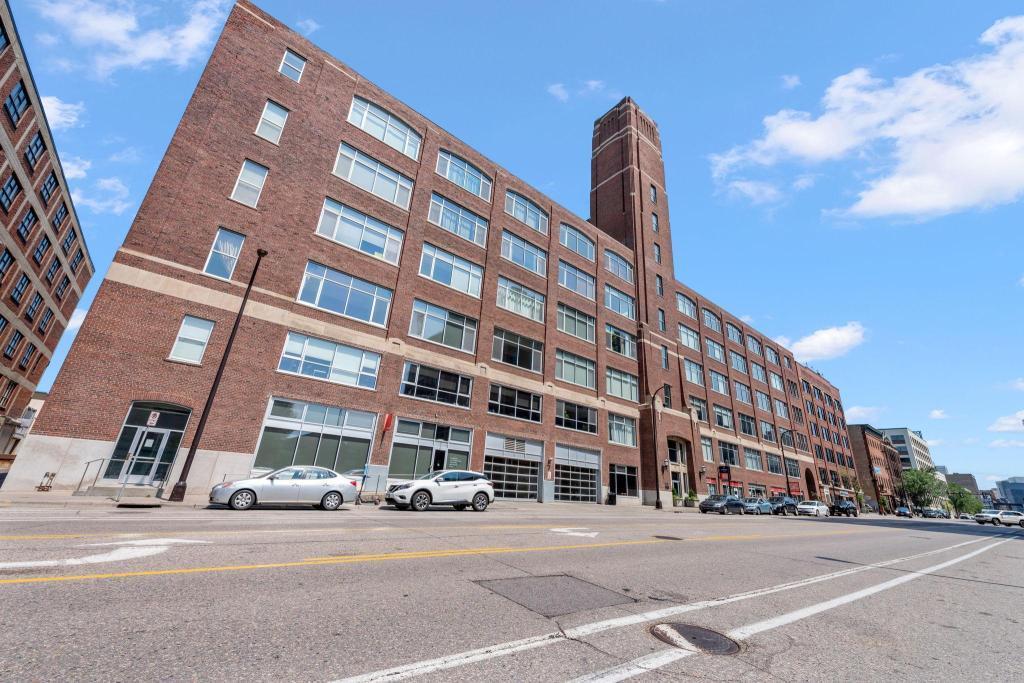 700 Washington Avenue N Unit: 212