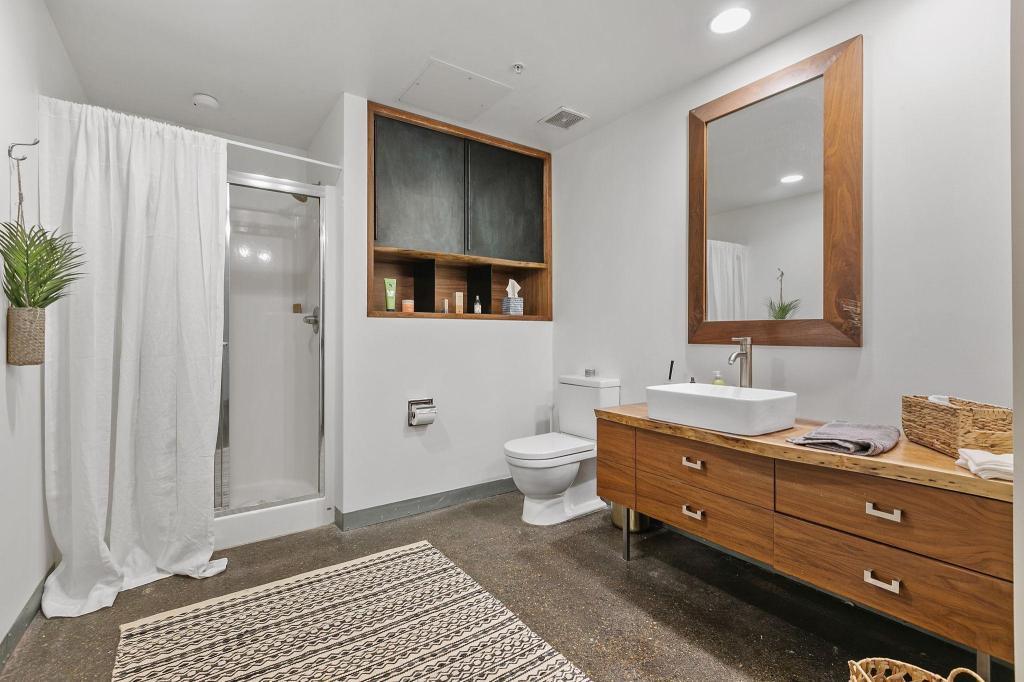 700 Washington Avenue N Unit: 212