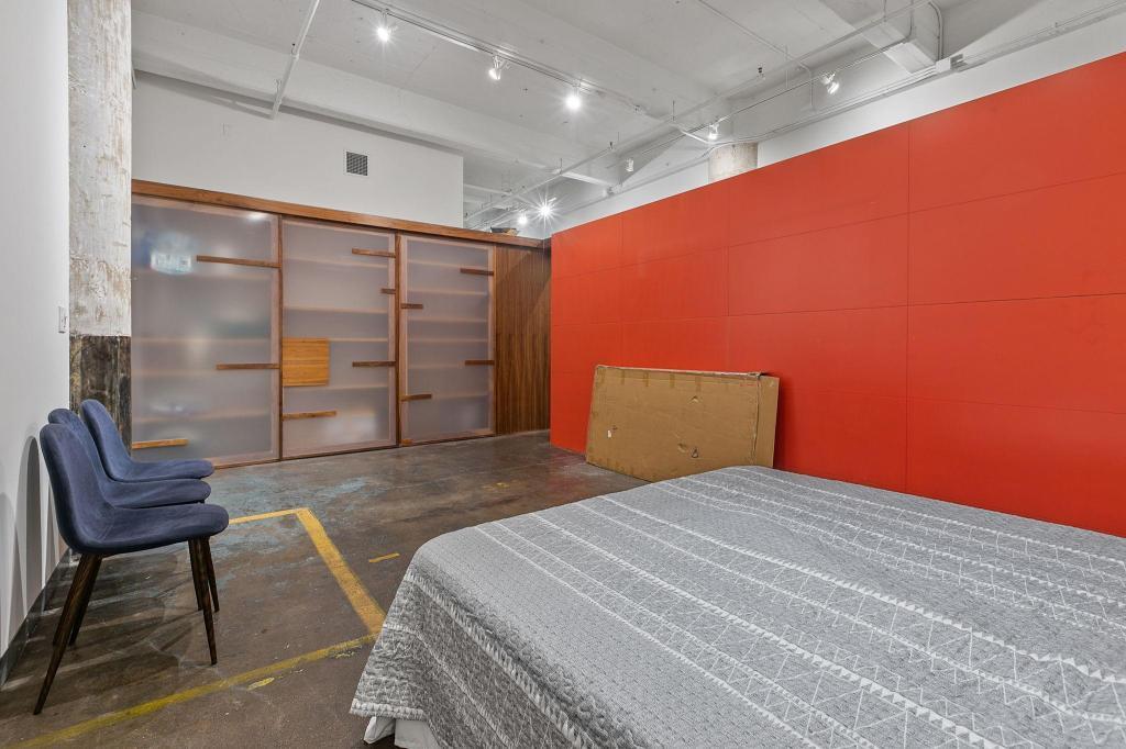 700 Washington Avenue N Unit: 212