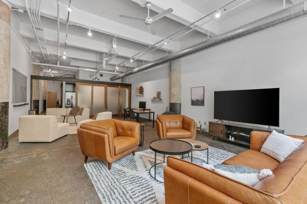 700 Washington Avenue N Unit: 212