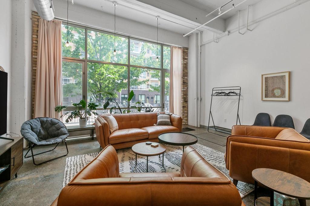 700 Washington Avenue N Unit: 212
