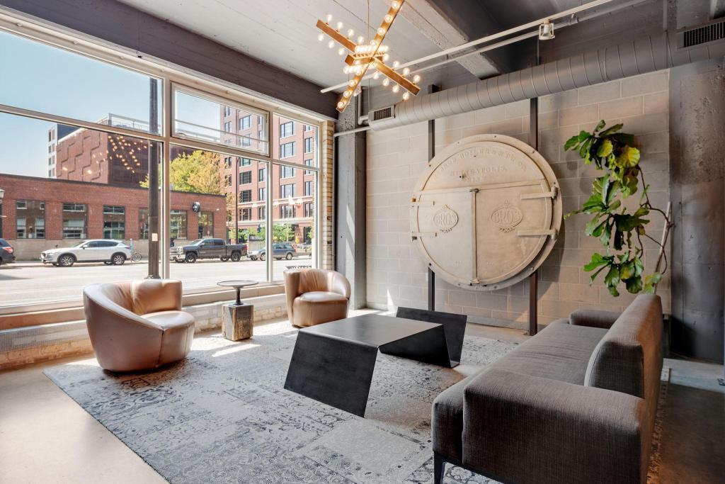 700 Washington Avenue N Unit: 212