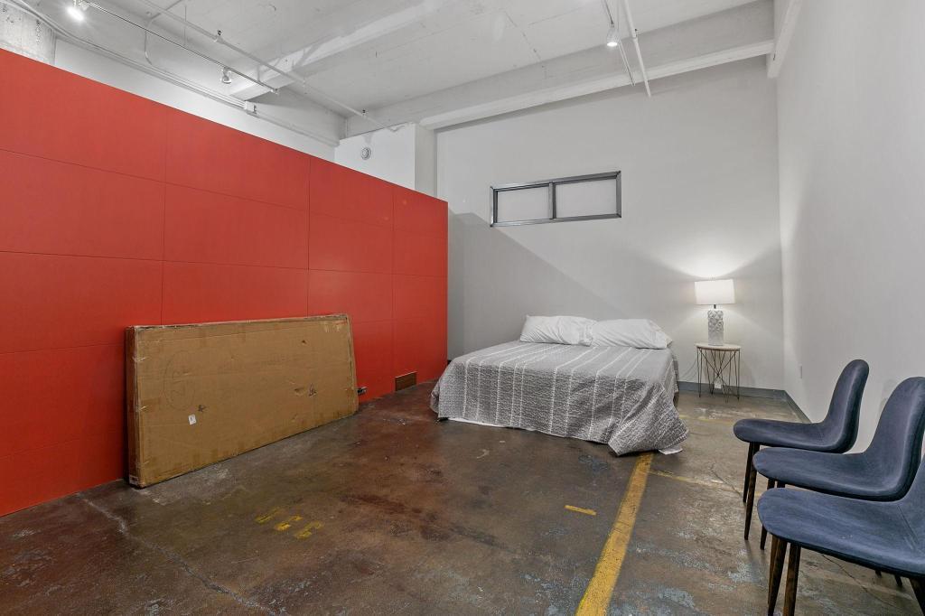 700 Washington Avenue N Unit: 212
