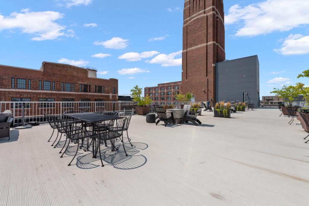 700 Washington Avenue N Unit: 212