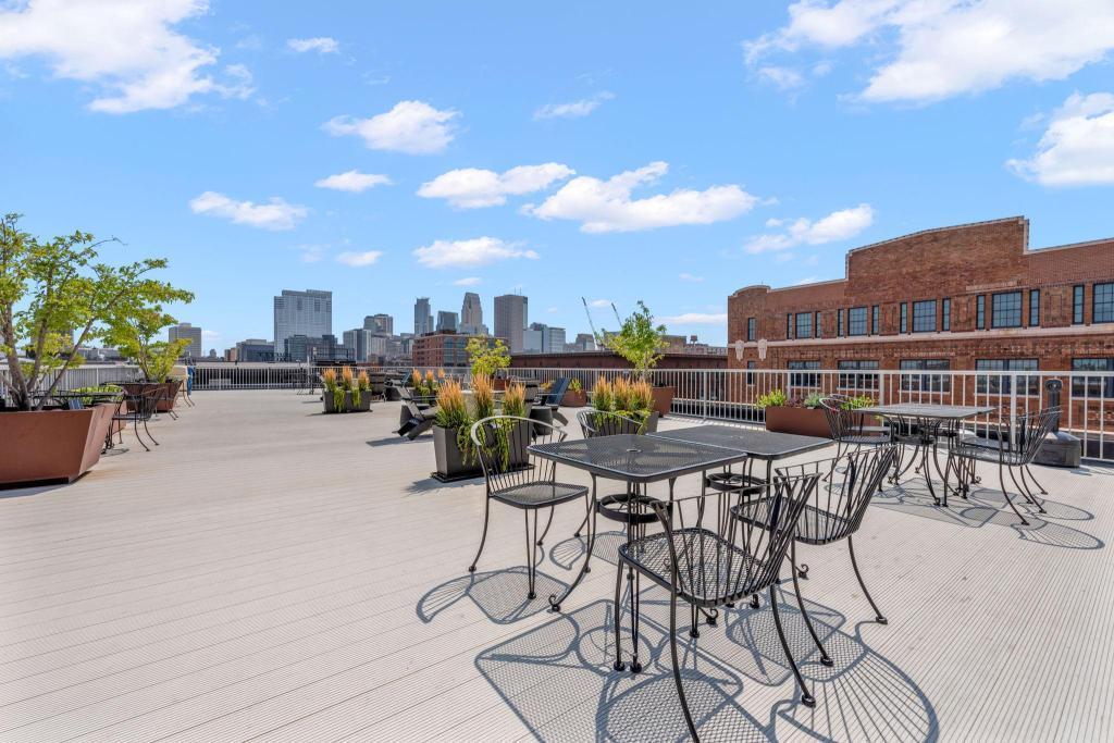 700 Washington Avenue N Unit: 212